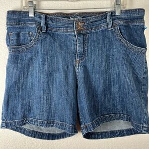 Lee Women’s Sz 16 Boho/Western stretch denim 5 pocket shorts lower on the waist.